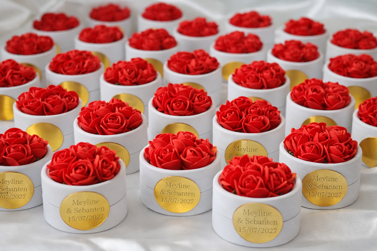 Boîte de dragées personnalisée avec fleurs – cadeaux invités